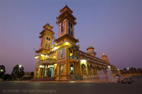 De Cao Dai Tempel! Een kleurrijke oase van religieuze harmonie in Tay Ninh