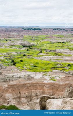  De Goudkleurige Wonderen van de  Shirenhot Badlands! Een Oase van Geologie en Mystiek!