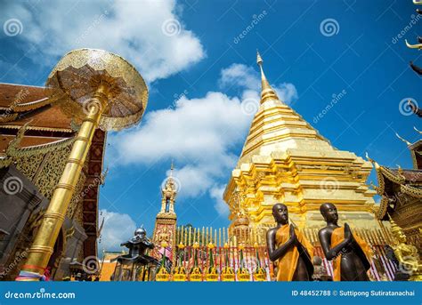  De Phra That Doi Suthep: Een Gouden Tempel met Adembenemende Panorama's!