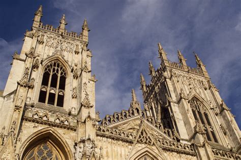  De York Minster: Een Meesterwerk van Gotische Architectuur en een Toevluchtsoord voor Gods Woord!