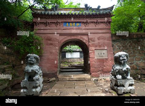  Het Qianshan Tempelcomplex: Een spirituele oase in de Chinese bergen!