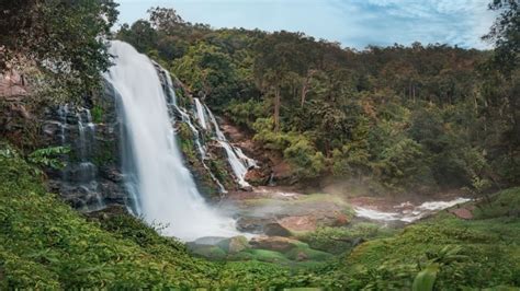 De spectaculaire Gouwa-waterval: een verborgen juweel voor avonturiers!