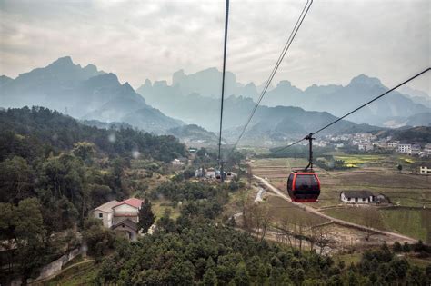 De Betoverende Pracht van de Tianmen Shan Kabelbaan: Een Uitzicht voor Goden!